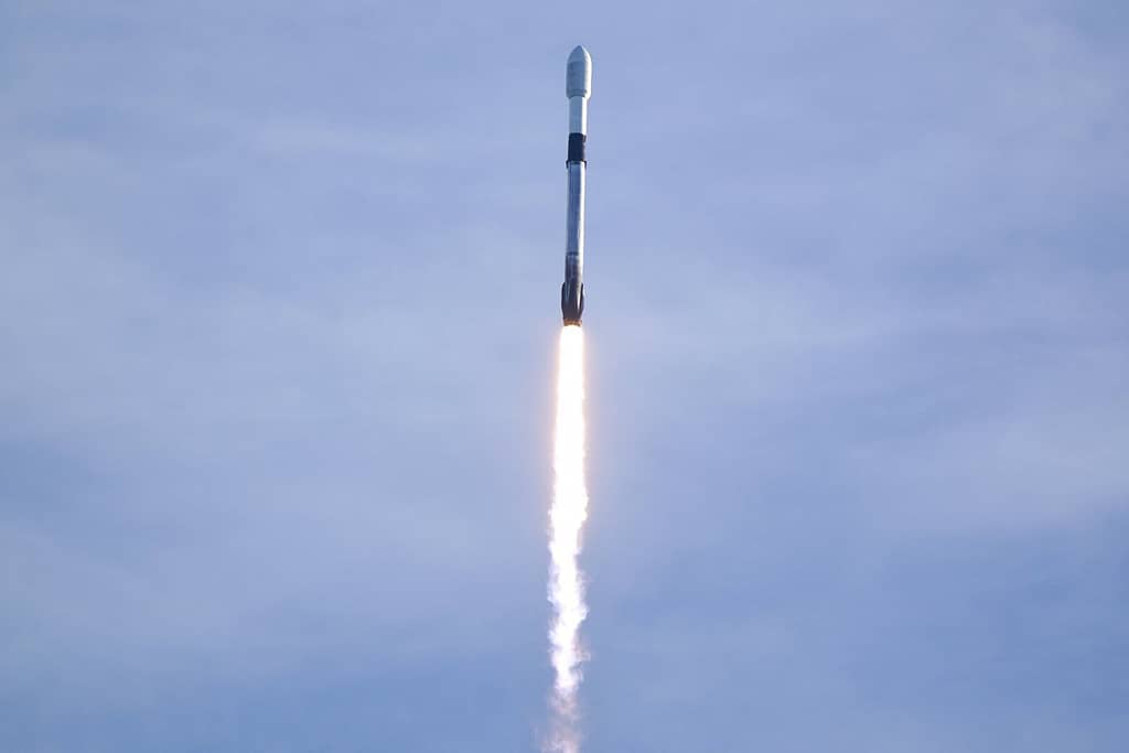 Elon Musk και Jeff Bezos «συγκρούονται» για τις τροχιές των δορυφόρων!
