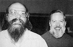 Ο Ντένις Ρίτσι (δεξιά), μαζί με τον Κεν Τόμσον