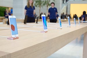 apple-forces-retailers-pay-for-demo-devices