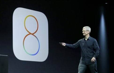 O Apple CEO Tim Cook κατά την παρουσίαση του iOS 8 στο Apple Worldwide Developers Conference στο San Francisco, στις 2 Ιουνίου 2014.  