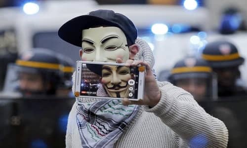 Οι Anonymous διαμαρτυρήθηκαν ενάντια στη γαλλική αστυνομική βία