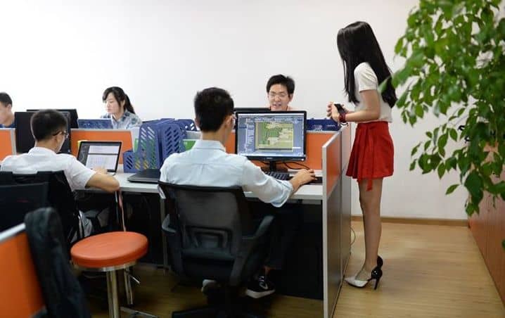 Κίνα: Cheerleaders εμψυχώνουν Computer Programmers στο χώρο εργασίας