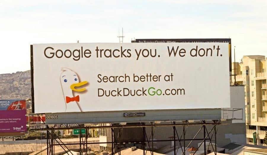 Πως και γιατί το DuckDuckGo trollάρει την Google;